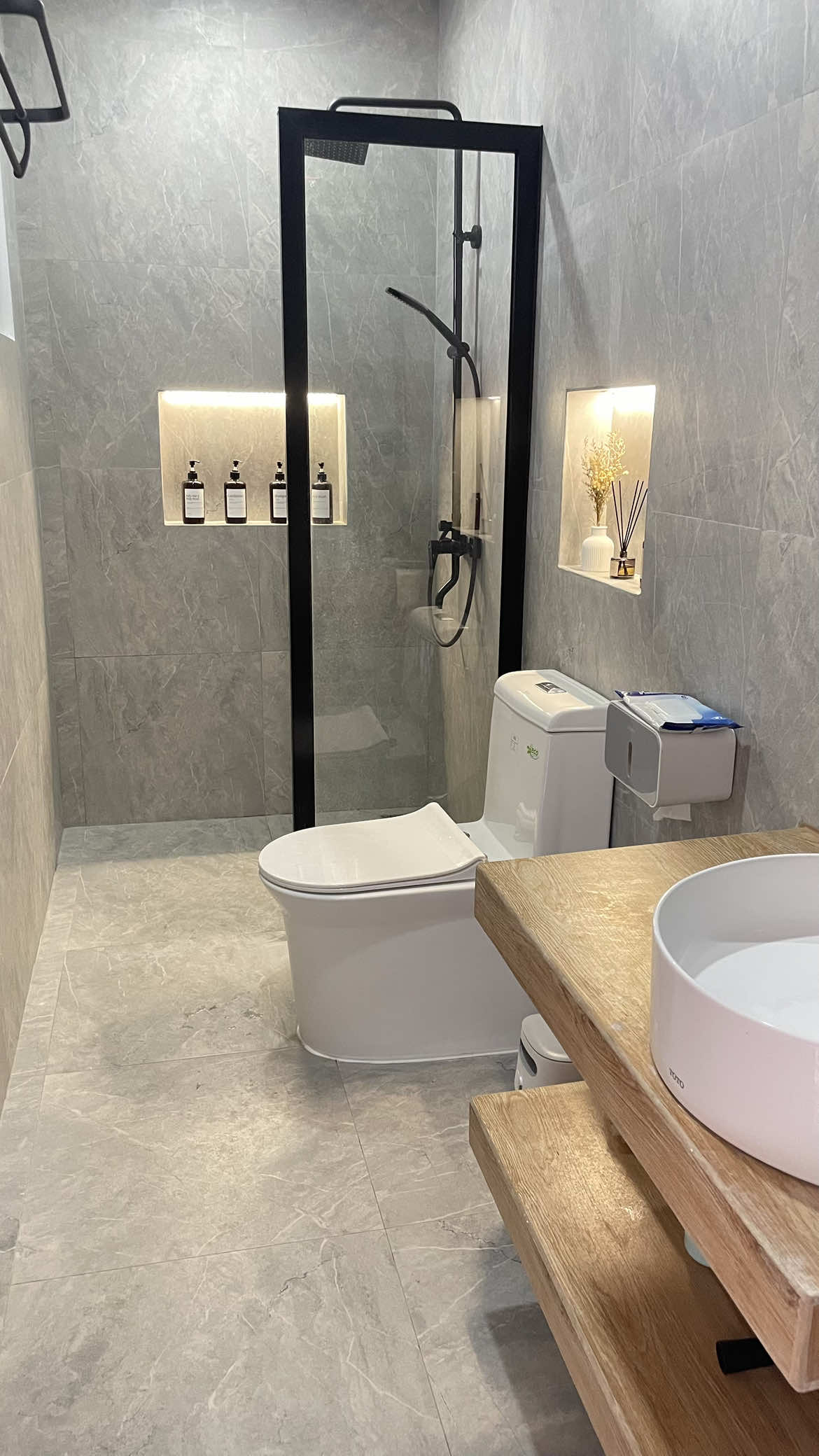 Granite kamar mandi aku pakai dari @Indogress Granit Tile yang tipe Grigio Eterno.. Granite ini tipe yang matt jadi aman dipakai dikamar mandi ga licin #granit #granite #lantai #kamarmandi #kamarmandiminimalis #granitetile 