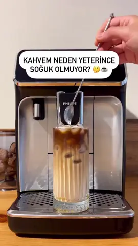 Soğuk kahve seçiyorum fakat kahveyi sıcak veriyor diyorsanız nedenini hemen anlatıyorum ☺️ Öncelikle espresso 85-95 derece arasında demlenen bir kahve çeşidi yani soğuk demleme ile elde edilmiyor. Bu nedenle de soğuk kahve de seçseniz alacağınız kahve her zaman sıcak olacaktır ☕️ Sütü ise sıcak buhar ile köpürtüyor ve ısıtarak veriyor. Bu nedenle süt köpüğü de soğuk olmuyor Kahveyi bol buz ve soğuk süt ile desteklemek önemli 👍🏻  Peki philips lattegoda soğuk kahve nasıl yapılır? 👇🏻 Önce espressoyu yapıp kenara alıyorum. 1-2 dakika kenarda soğuyor Ardından bardağıma 7-8 adet buz ve soğuk süt ekliyorum. Üzerine de espressomu ilave edip karıştırıyorum ☕️ Kahve şurubu veya sos kullanacaksam da espresso yapacağım bardağa önce soslarımı ekliyorum, ardından üzerine espresso yapıp homojen olana kadar karıştırıyorum. Sonra yine soğuk süt ve buz dolu bardağıma kahveyle ilave etmiş oluyorum ☺️ *reklam #philipslattego #lattego #philipslattego5400 #soğukkahve #espressomakinesi #kahvemakinesi  