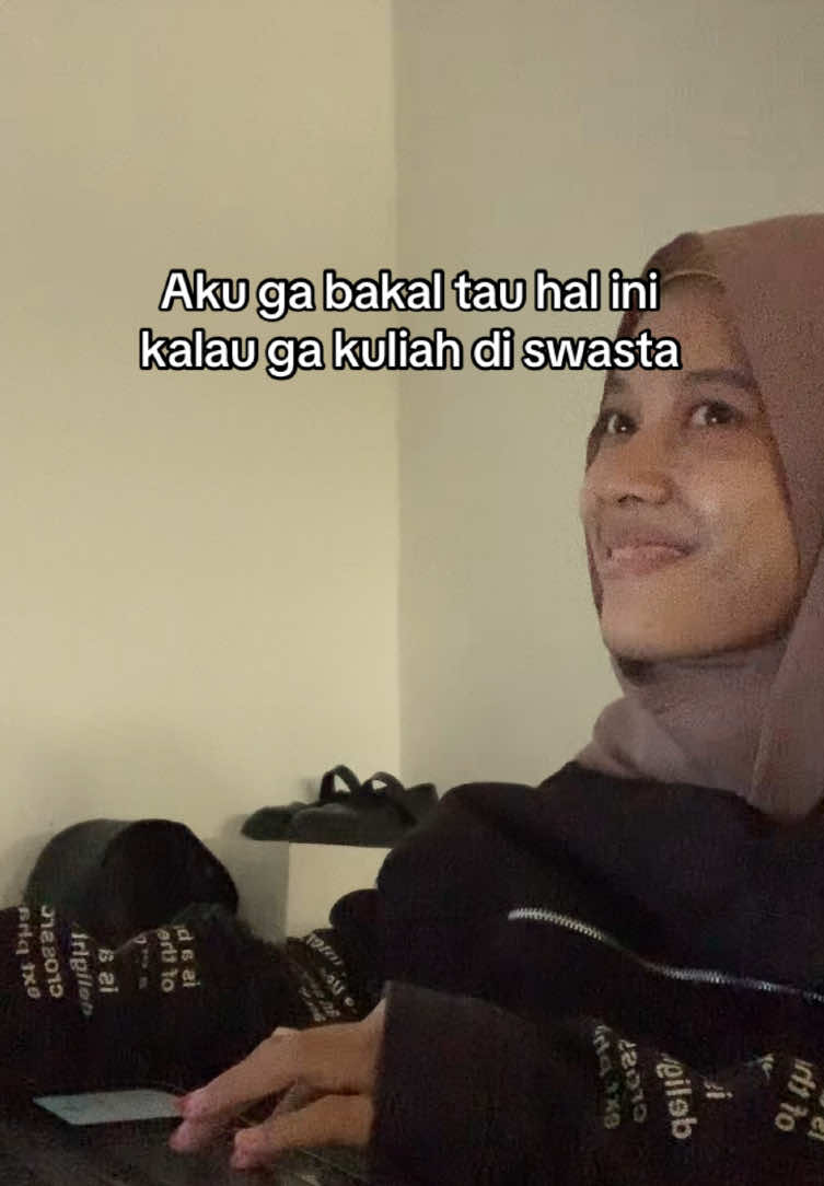 Ini yang aku pelajari sebagai mahasiswa PTS (bukan di Jawa) 1. Banyak jebolan lolos PTN tapi lari ke swasta karena terkendala biaya yang selangit. Kampus swasta murah (PTS) bisa dicicil perbulan uang kuliahnya. 2. Kuliah sambil kerja udah jadi hal biasa. Ada yg rela pindah kelas karyawan dari kelas reguler karena kerja setiap hari. Kalau ga kerja = ga makan dan ga bayar uang kuliah. Ga sedikit berasal dari keluarga menengah ke bawah dan jadi tulang punggung keluarga. 3. Banyak yang pintar dan jago di bidangnya tapi hanya sedikit yg terpapar informasi opportunities, and again (mikirin biaya). #ptn #pts #kampusswasta 
