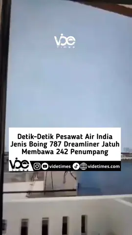 (Follow @videtimes untuk informasi terkini)  Sebuah pesawat Air India Boeing 787 jatuh di Ahmedabad. Direktorat Jenderal Penerbangan Sipil India, seperti dilansir Times of India dan AFP, menyebut ada total 242 orang di dalam pesawat itu.  Pesawat tersebur jatuh segera setelah lepas landas dari Ahmedabad. Kejadian berlangsung pada pukul 13.39, Kamis (12/6/25). #videtimes #beritaterkini #viral #berita #beritaviral #viralreels #airindia #internationalnews #fyp #fypage 