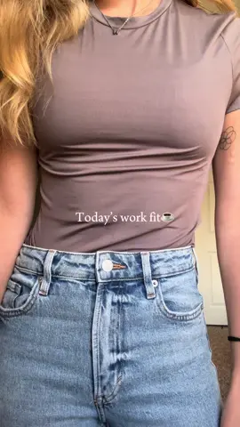 I need to buy 10 pairs of these jeans, my absolute favs! 🙌🏼 Top & jeans from @H&M   #workfit #OOTD #worklife #outfitinspo #workoutfit 