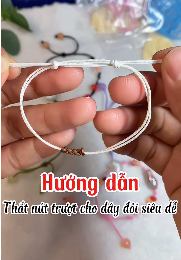 Bạn nào nhắn hỏi mình cách thắt nút trượt cho dây đôi thì xem video này nha #handmade #vongtay #handmadetutorial #bracelet #tiemhandmadecuarong #vongtayhandmade 