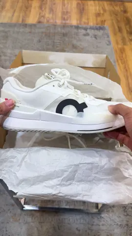 unboxing On Roger Pro 2 #PadelShoes #UnboxingTikTok #PadelLife #SportStyle   #TikTokSport #ShoesOfTheDay #CourtReady #PadelIndonesia   #UnboxingTime #SneakerTok #GameSetMatch #PadelVibes #onrogerpro2 #onroger #onrogerpro #oncourt #tennisshoes 