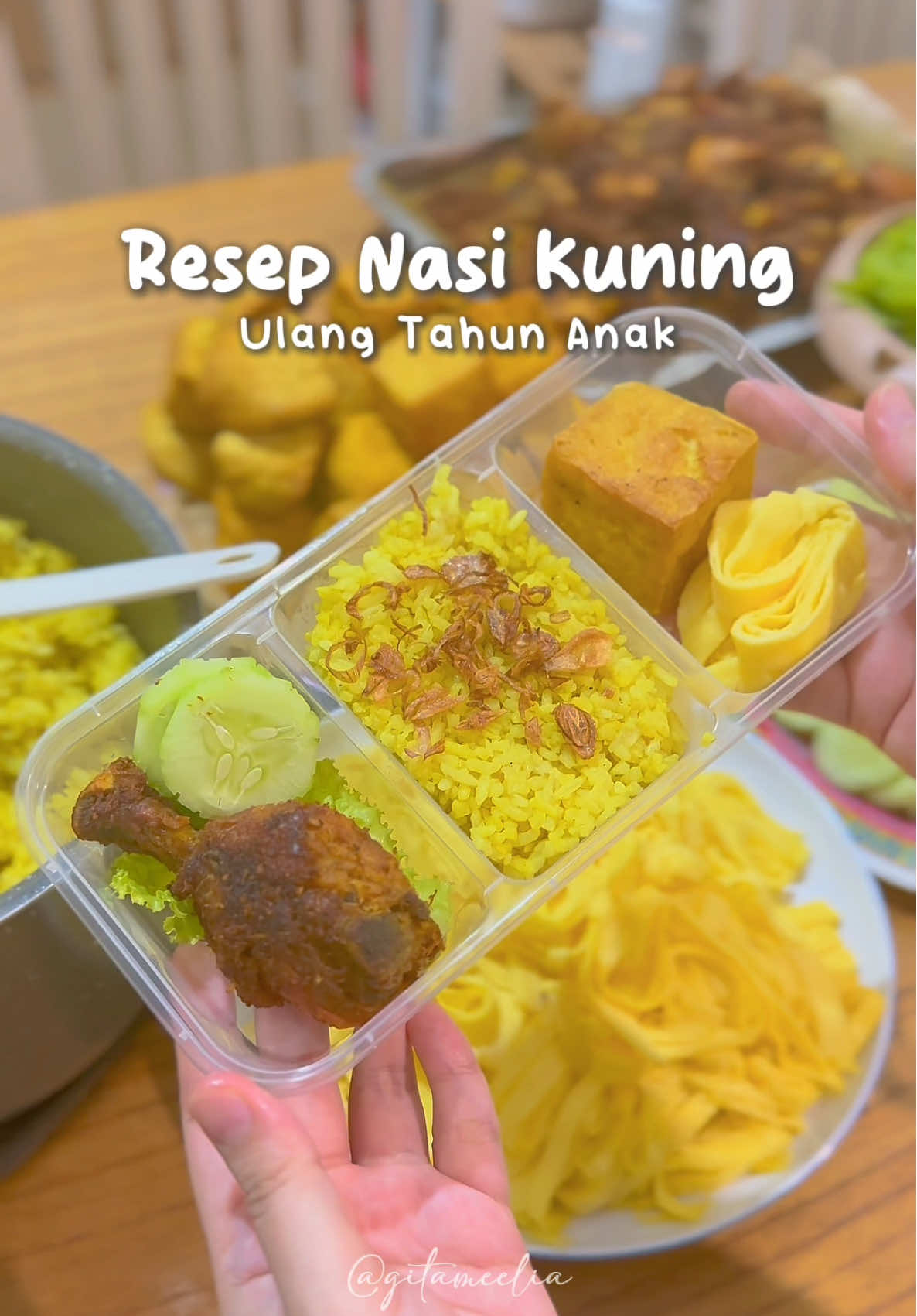 Nasi Kuning Ultah Anak🫶🏻 Untuk nasinya aku bikin 2x yaa total untuk 30 porsi. Wadahnya aku pakai thinwall 3 sekat yg ukurannya menurutku pas bgt untuk anak balita😊 Berikut info detail budget untuk bikin nasi kuning 30 porsi : Beras 3 liter Rp. 44.000 Ayam potong 3kg Rp. 105.000 Salada Rp. 5.000 Timun Rp. 10.000 Telur 1 kg Rp. 28.000 Tahu susu 6 bungkus Rp. 30.000 Santan Rp. 14.000 Bawang merah iris Rp. 13.000  Bumbu dapur Rp. 5.000 Total : 254ribu (sekitar Rp.8.500 per porsi)✨ #nasikuning #resepnasikuning #berbagiresep #ultah #ultahanak #hampersulangtahun #hampersultahanak #hampersultah #fyp 