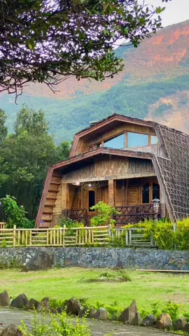 Betah sih kalo tempatnya setenang ini☺️ #papandayan #staycation #wisatagarut #garut #penginapangarut #gunung #views #tiktoktravel 