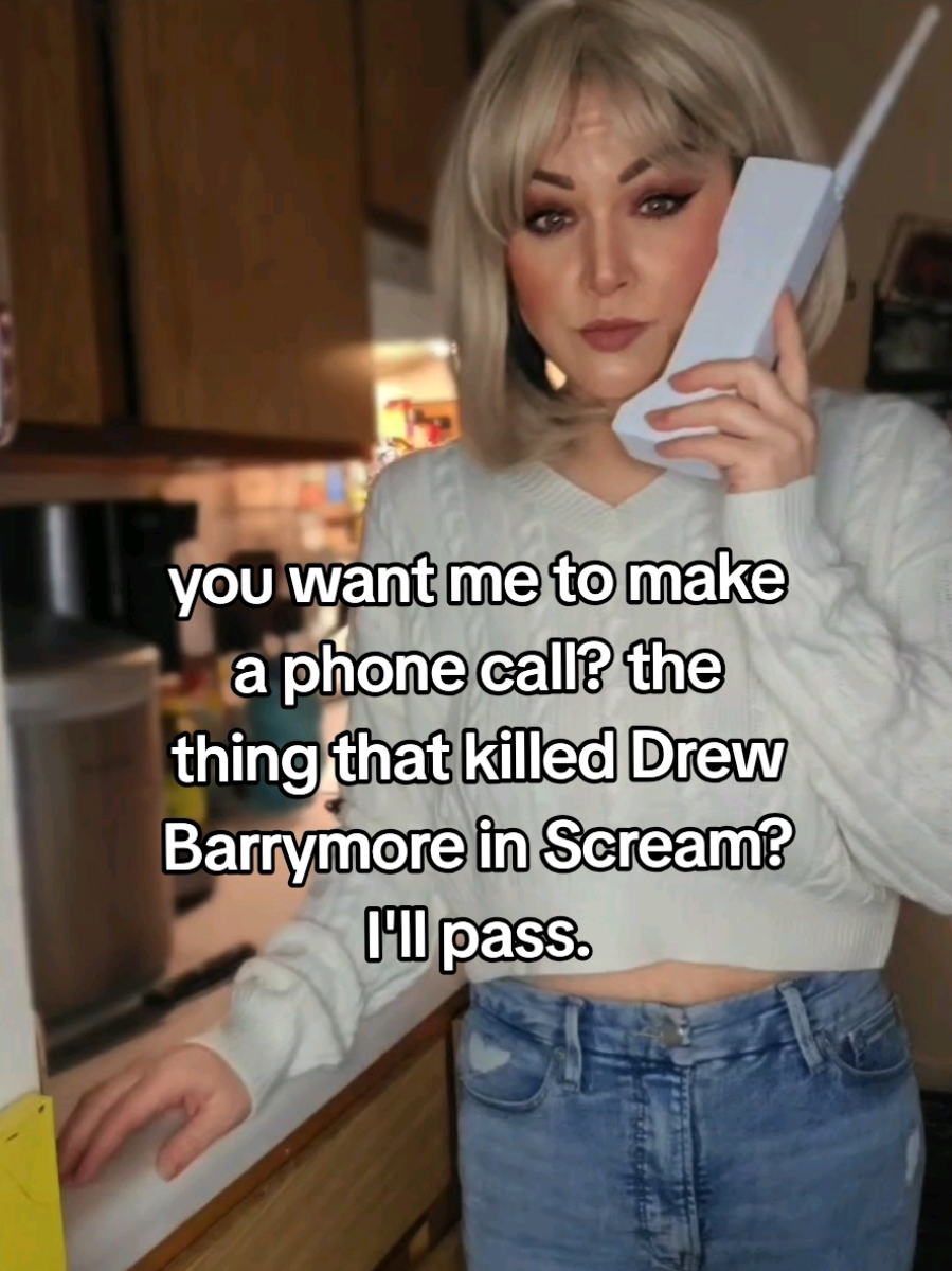 I'm not calling anyone 🙅‍♀️ #funny #meme #drewbarrymore #scream #ghostface #horror #horrortok #cosplay 