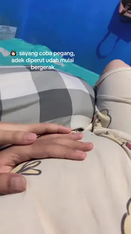 malah langsung diem dipegang ayahnya😭#masyaallahtabarakkallah #bumilhappy #bumilsehat #bumilcantik #fyp #pregnancy 