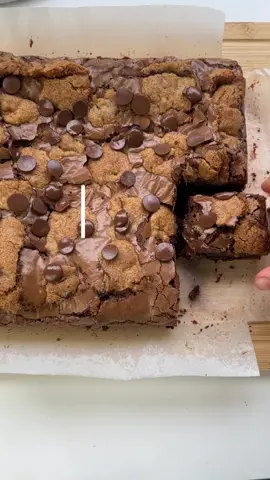 O Brookie (brownie + cookie) entrou no meu ebook de brownie, e posso dizer com tranquilidade que é uma das minhas receitas favoritas do ebook 😍 O link para adquirir o Ebook Sublime Brownie está na minha bio.