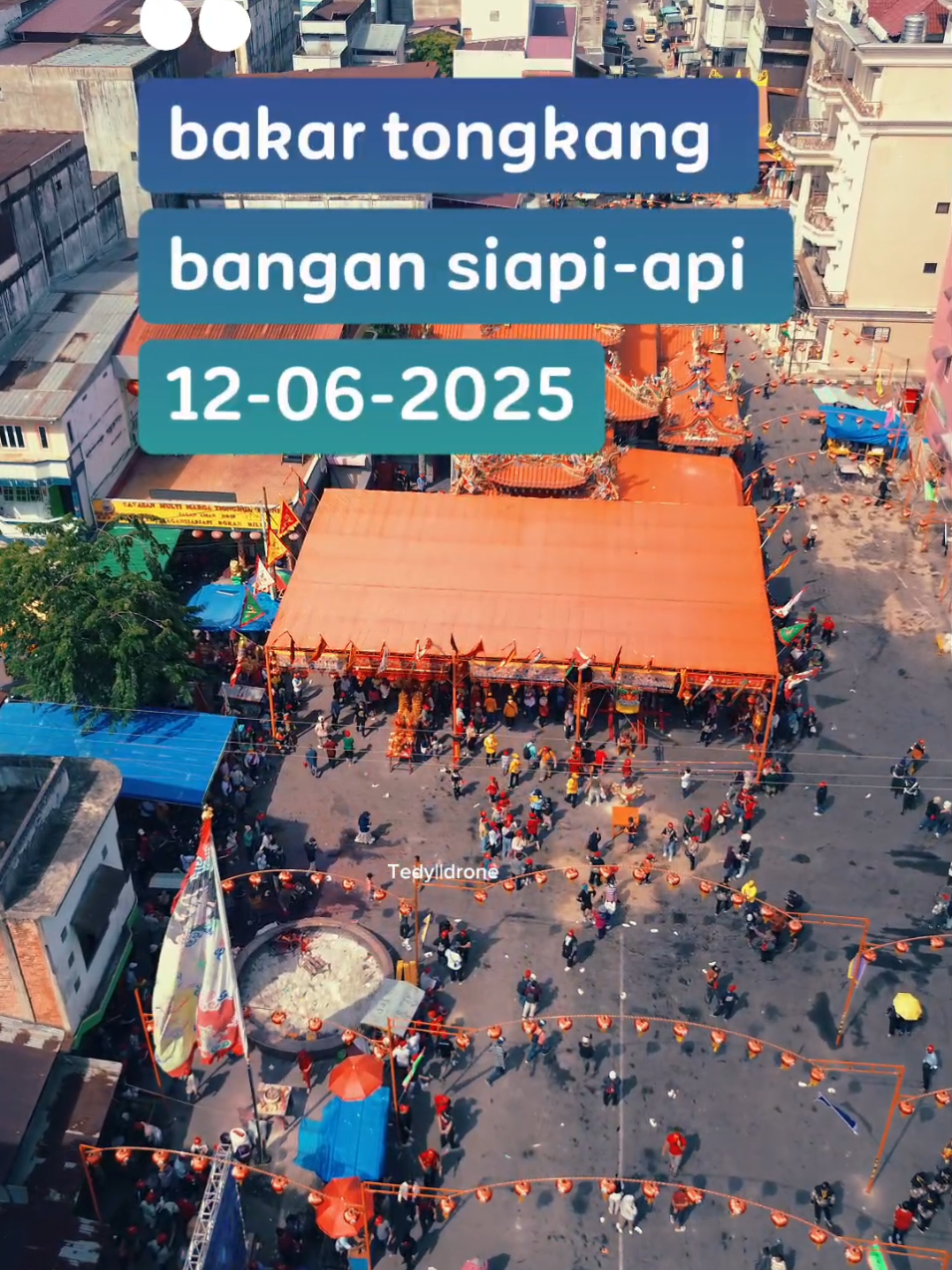 Festival Bakar Tongkang adalah ritual tahunan yang sangat terkenal di Bagansiapiapi, Rokan Hilir, Riau. Ini adalah salah satu acara terbesar di Kabupaten Rokan Hilir dan menarik banyak wisatawan, baik domestik maupun mancanegara. Tradisi ini bermula sekitar tahun 1880, dari kisah para perantau Tionghoa bermarga Ang yang melaut menggunakan tongkang (perahu kayu) dari daratan Cina untuk mencari kehidupan yang lebih baik. Mereka mendarat di Bagansiapiapi dan kemudian mendirikan permukiman. #fyp  #festival  #bagansiapiapi  #rokanhilir