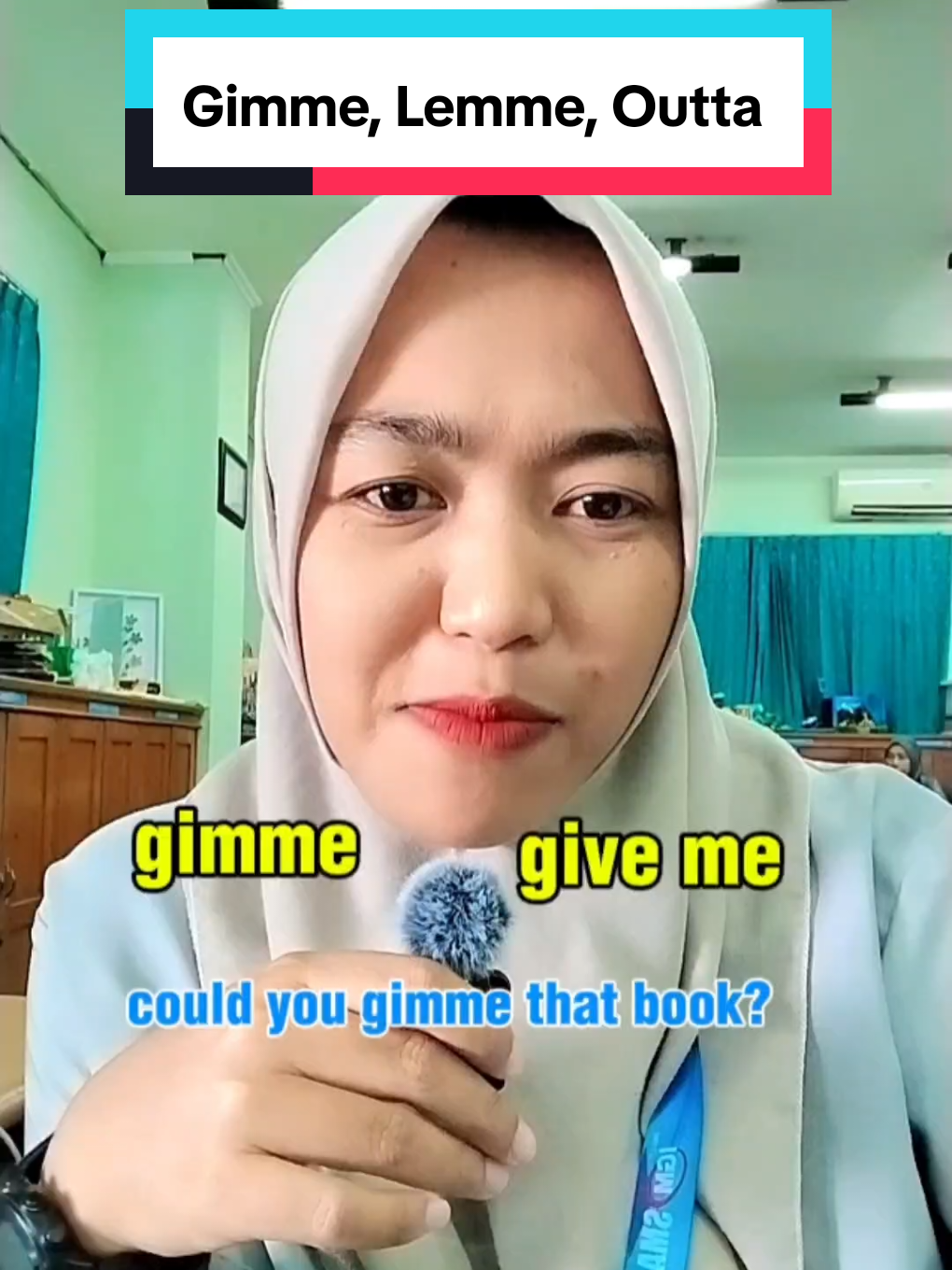 Fast English 😎  Gimme - Give me (berikan aku)  Lemme - Let me (biarkan aku)  Outta - out of (kehabisan)  .  .  .  #englishteacher #vocabulary #english 