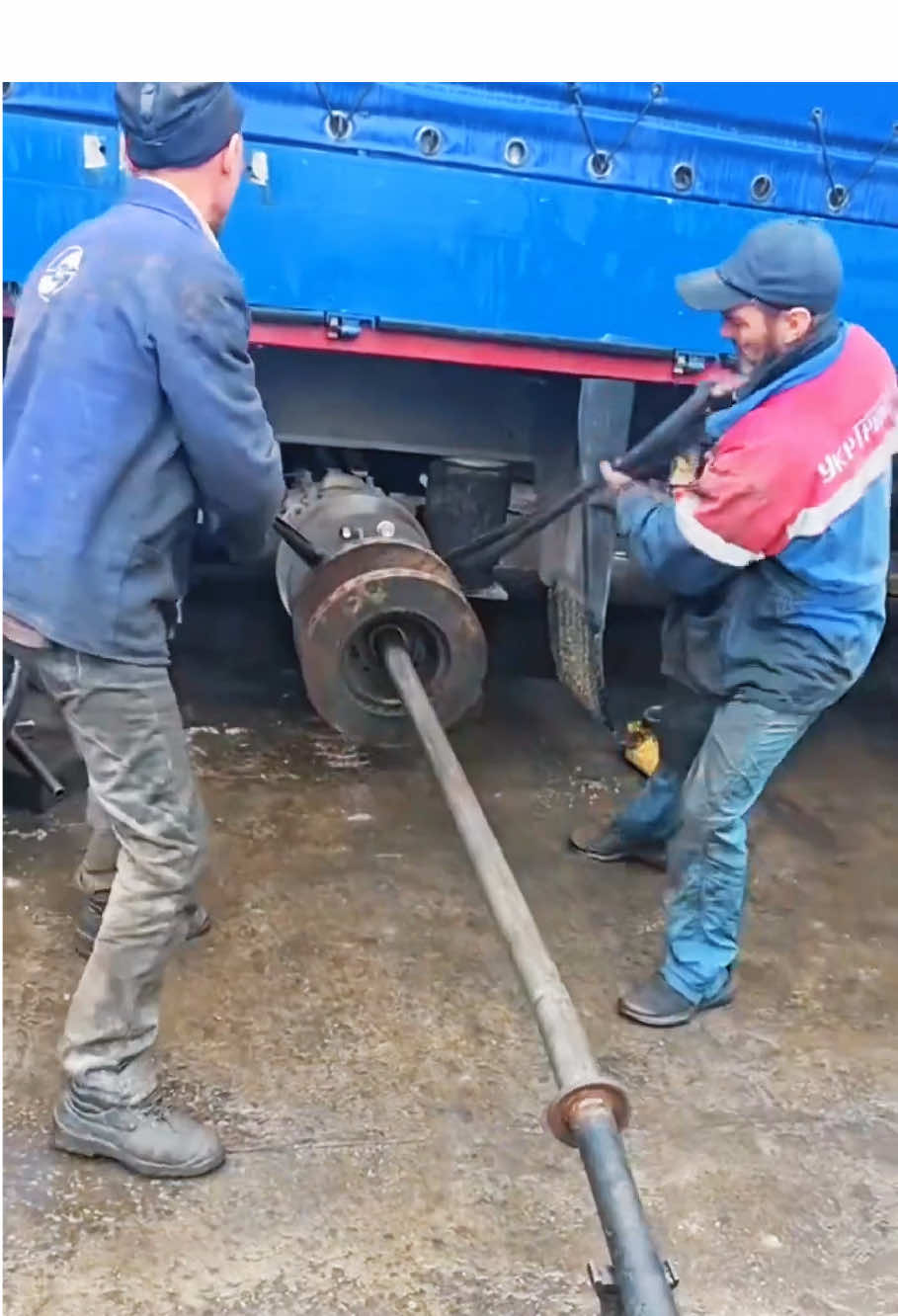 Do you know the fastest way to remove a stuck wheel axle? #Components #Disassembly #repair #Slidehammer