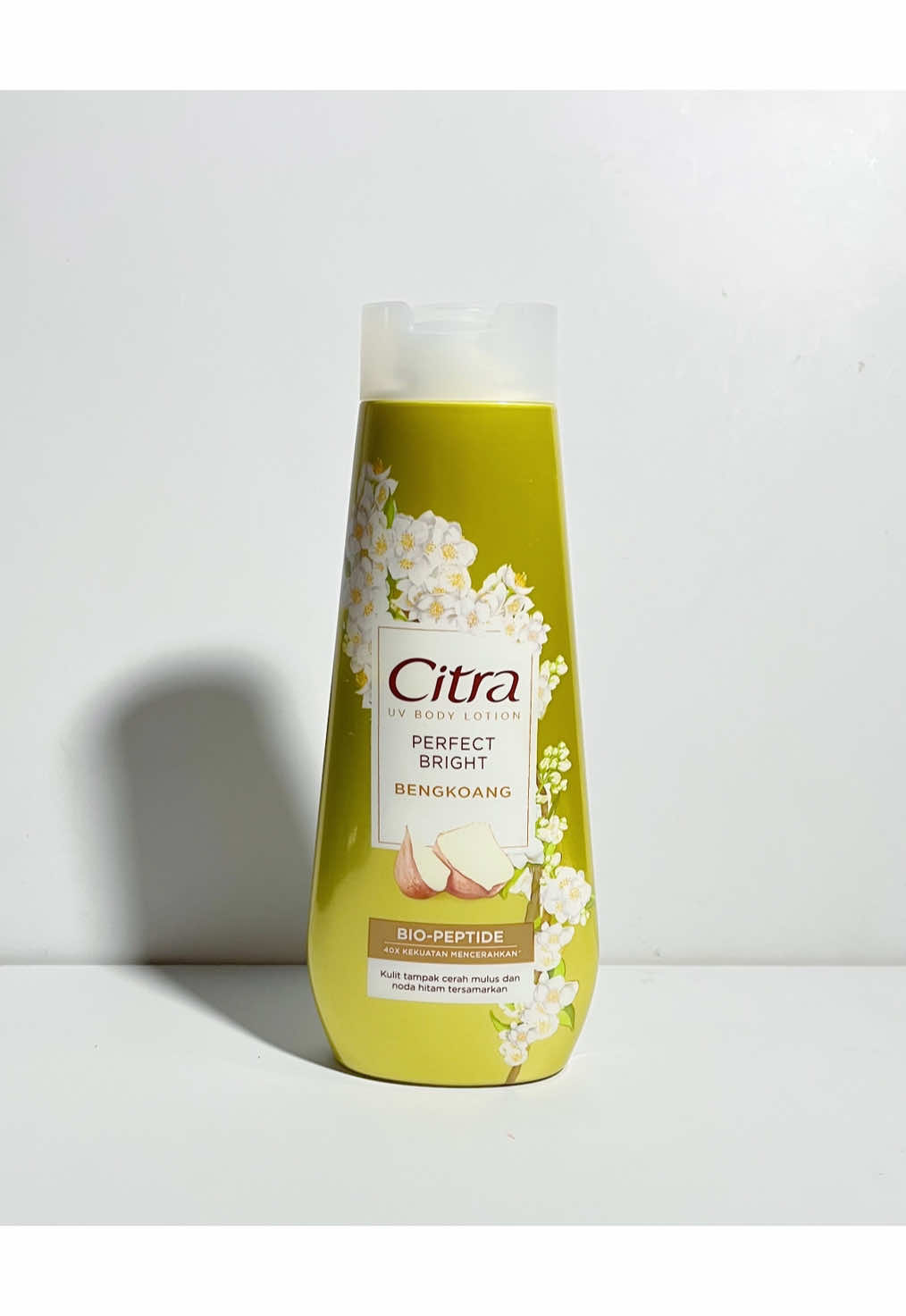 Citra UV Body Lotion Perfect Bright Bengkoang dengan BIO-PEPTIDE 40X Kekuatan Mencerahkan bisa membuat kulit tampak cerah mulus dan noda hitam tersamarkan. Teruji secara dermatologis. Diformulasikan dengan 100% Natural Bengkoang Extract kaya akan Vitamin C & Antioksidan, Triple UV Filters, dan up to 10 hours premium fragrance. Kalian udah coba belum, guys? #HomeTesterClubID #HTCIDxCitraLotion #CitraLotionBioPeptide @Mommy Naii @Linda Megawati @Rere Rena @HomeTesterClubID @cantikcitraid 