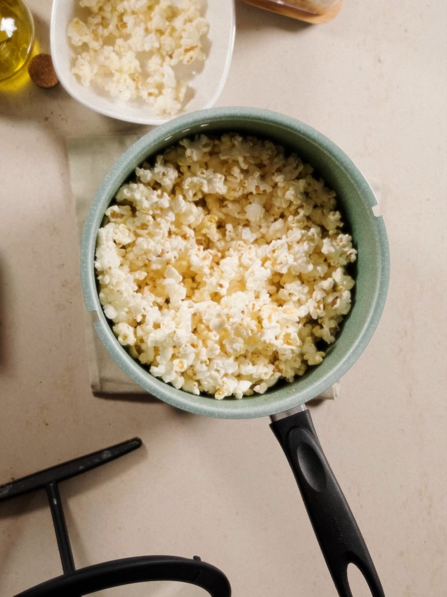 🍿 Prepare pipocas de cinema com a Pipoqueira Ceramic Life Pic Poc Ø22, uma escolha perfeita para quem busca praticidade e qualidade no conforto do lar.  Com capacidade de 5,5 litros, equivalente a 70g de milho para pipoca, o produto garante funcionalidade e sabor. A Ceramic Life Pic Poc apresenta o revestimento de Mineral Resist, com partículas de cerâmica.  Além de aumentar a durabilidade do produto, o revestimento é livre de PFOA 🌱, garantindo segurança alimentar e facilidade na limpeza após o uso. #TikTokShopChegou #pipoqueira #pipoca #enxovaldecasa #enxovaldecasanova