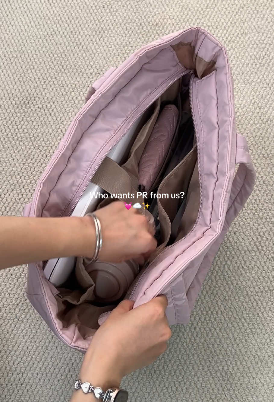 Let me know?!💓 This is the best puffy tote for college/work and travel!🙋‍♀️#bagsmart #bag #collegebag #totebags #travelbag #workbag #gymbag #whatinmybag 