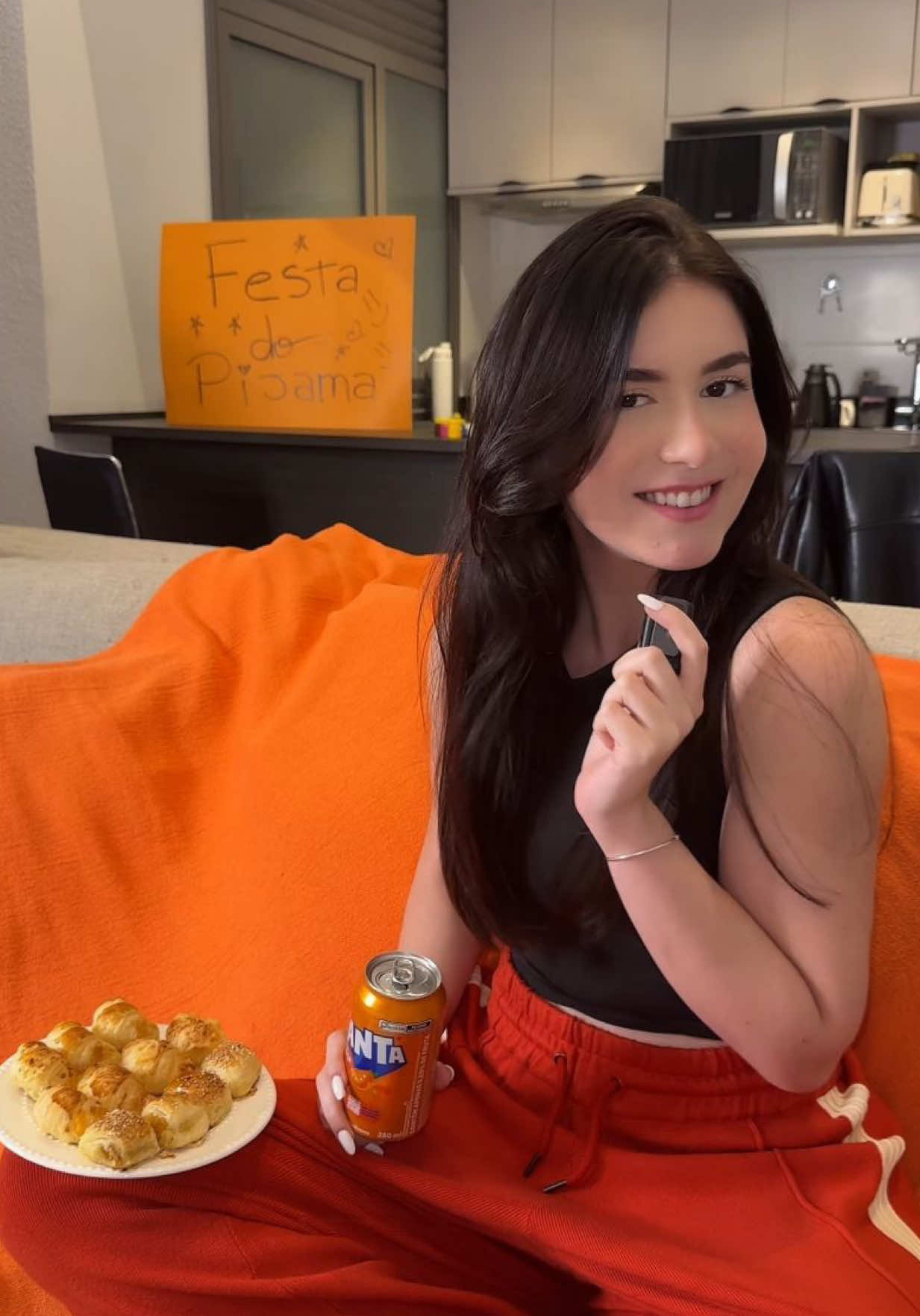 a roleta fanta decidiu que eu precisava de uma festa do pijama… e uma festa do pijama tinha que ter @Fanta pra tudo ficar mais divertido! testem o filtro da roleta com seus migos e contem pra gente como a roleta animou o dia de vcs  🧡 #QuerFanta *publi
