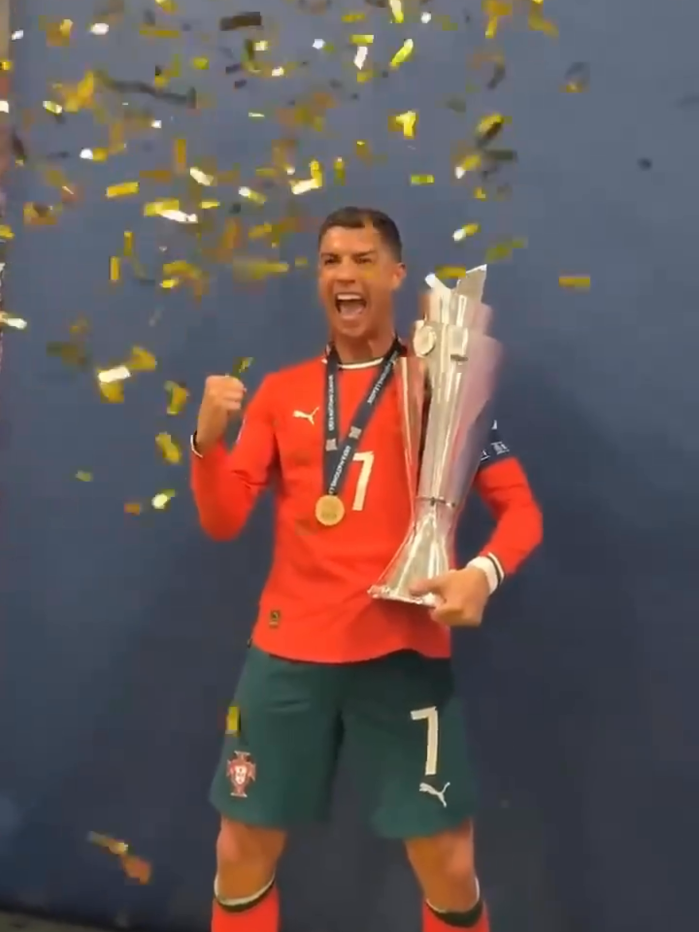 🗣️ ¡Grítalo, Cristiano! CR7 sigue festejando su segunda Nations League con Portugal 🇵🇹: Así le fue en una sesión de fotos 📸 🎥 cristiano (IG) #CristianoRonaldo #CR7 #futbol #Portugal