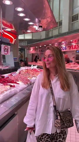 🎥 Morning Market Magic 🌿🦐🐟 Every dish starts here — at the market. It’s not just shopping, it’s inspiration. ✨ Familiar smiles, warm hugs, little jokes — we know each other for years. They already know: I’m here for the freshest shrimp, calamari, and fish — only the best for my recipes. 🦑🦐🐟 Every visit is a little celebration of flavors. Touching the lemons 🍋, picking the herbs 🌿, choosing the perfect ingredients that soon will turn into something delicious in my kitchen. 🎬 Watch the next Reels to see what I’ll cook with today’s market finds! #foodblog #cooking #seafood #inspiration #freshingredients #morningmarket #homecooking #FoodLover #recipes #kitchenstories #shrimp #calamari #fish #marketvibes #Foodie #velcheva #reinavelcheva #homecooking 