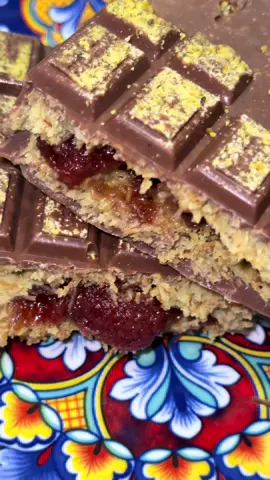 DYI Dubai Chocolate Bar from @CHOCBOX ✨ ✨ filled with Strawberry Jar 10 out 10 Sooo good!!!!  #dubaichocolate #dubaichocolatebar #chocolate #chocolatecoveredstrawberries 