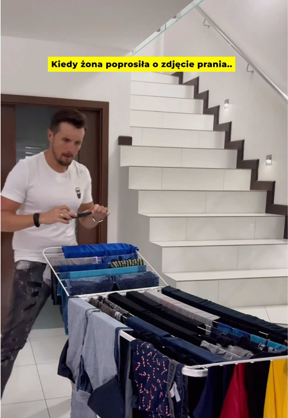 No przecież nie odmówię 💁‍♂️🥴 #biegamipije #rodzina #pranie #mążiżona #małżeństwo #polskimezczyzna #pandomu