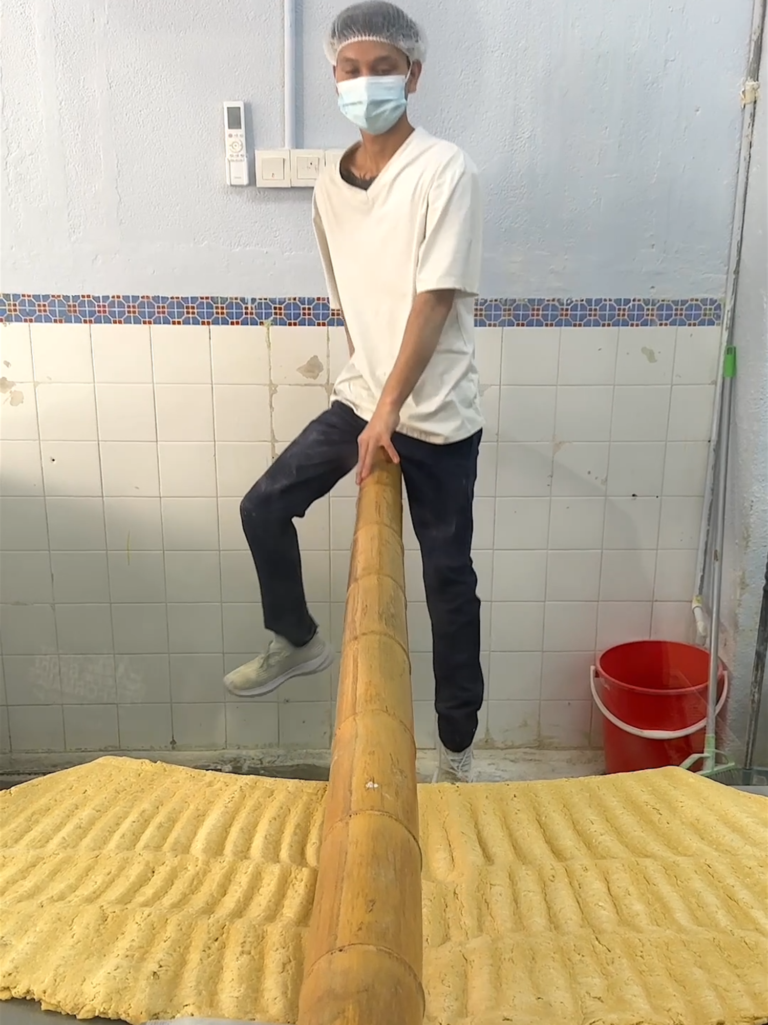 2.5m Bamboo Noodle Pressing – The Most Unique Street Food Technique!  📍Tok Tok Mee Bamboo Noodle   https://maps.app.goo.gl/eTZ9EU6yRuYtDzQ1A   ⏰ 9:30 am open #bamboo #noodles