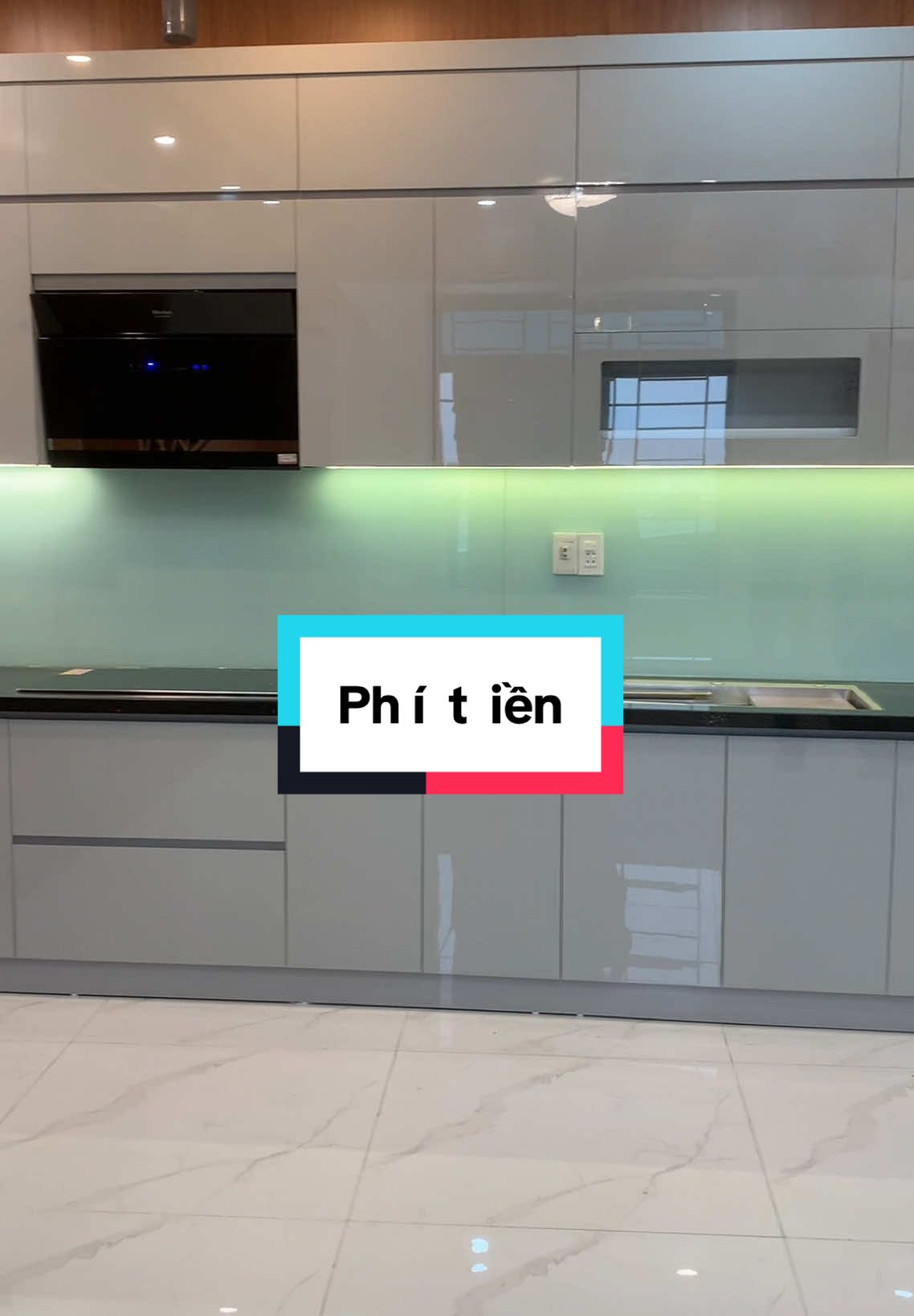 “Bảo làm tủ bếp nhựa là phí tiền? Phí là khi bạn chọn sai loại nhựa hoặc sai đơn vị thi công! Nhựa đặc chuẩn xưởng – bền, sạch, không mối mọt, dùng 10 năm vẫn như mới #tubephiendai #tubepdep #váchtrangtrí #tubepnhua #tubepacrylic #noithatvietanh #tubepthongminh #xuhuong 