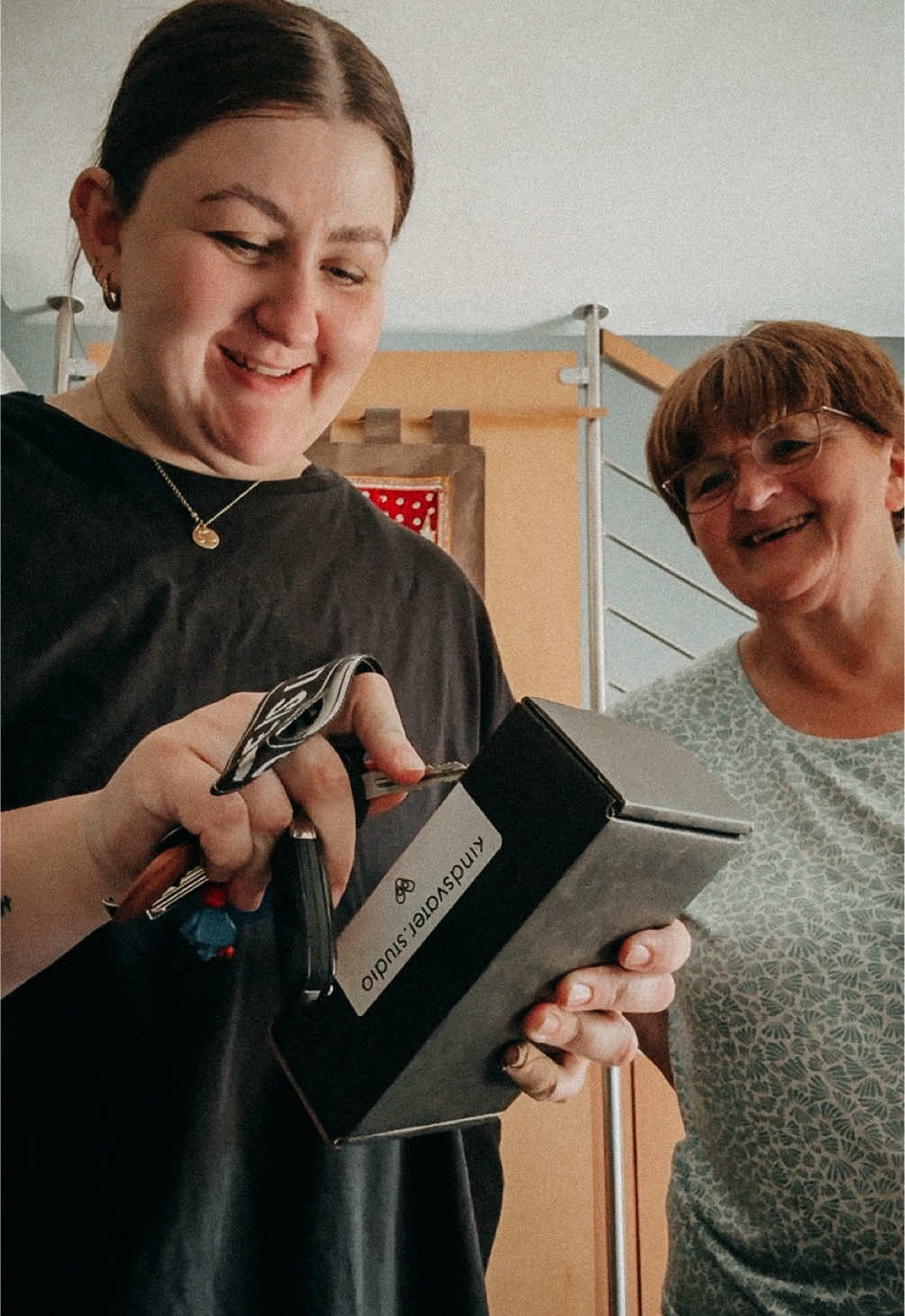 Hab der Mutti was von @kindsvater.studio gekauft und wir lieben es doch! #geschenk#mamaundtochter#momanddaughter#gift#suprise#spreadlove 