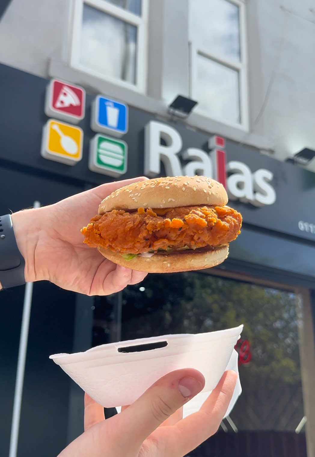 @rajasleeds BRAND NEW store opens this Saturday at 1pm!  With FREE Zinger Burgers for the first 300 customers, you’ll want to get in line for this one 🔥 Head to Rajas this Saturday 14th June!   📍Hyde Park, 50 Woodsley Road, LS3 1DT  #leedsbucketlist #rajas #leedstakeaway #hydepark #giveaway #newopening 