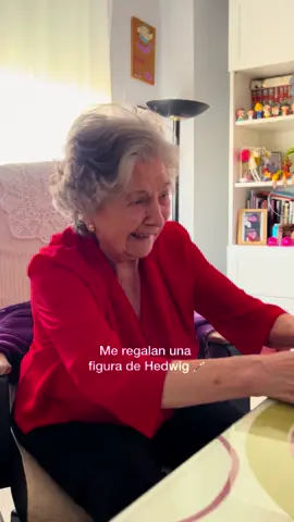 Mis queridos amigos de @Tuchibi siempre están teniendo detalles conmigo 🥹❤️👵🏻 Como no tengo mascotas, ¡me regalaron a Hedwig! #abuela #regalo #potterhead #unboxing #harrypotter #abu #hogwarts 
