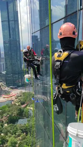 belajar sampai setinggi rooftop!😅 #ropeaccess #ropeaccesstechnician #ropeaccessprofessional #hightower #nns 
