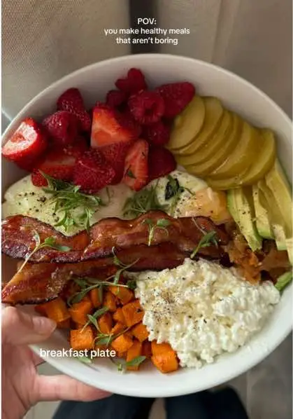 high protein, whole foods and simple meals is all you need! no need to overcomplicate things — I love throwing things in a bowl and calling it a meal! #highproteinmeals #wholefoodsdiet #easymeals #whatieat #healthybreakfastideas #healthyrecipes 