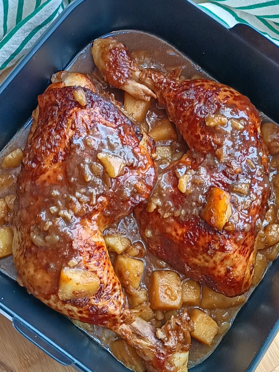 Pollo en Salsa 🧅 en Airfryer ✨ Si valoras mi contenido apoya ❤️ comenta 💬 y comparte ✈️ ¡ Gracias Infinitas! Os Recuerdo que con el cupón COSORINANDO15 tenéis un 15% en cosori.site  😉✨ Si has llegado hasta aquí para ver las cantidades ayúdame dándole al ❤️ y dejando un comentario 😉 para seguir creando contenido 🫶🏻 📒 Ingredientes 2 personas: * 400g Patata Cortada 🥔  * 1 Sobre Sopa de Cebolla 🧅  * 900g Cuartos Traseros de Pollo(2) * 1 Lata de 