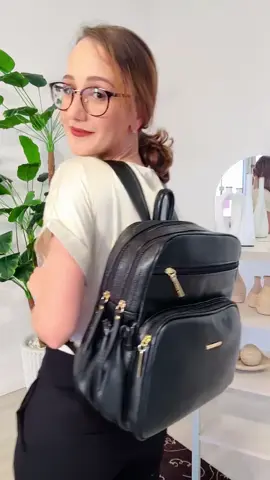 Você precisa ver essa mochila de perto! 👀 A Zaya é aquela peça coringa: vai do trabalho à viagem sem perder o estilo. Feita em couro legítimo e cabe até notebook! 💼💻 Mostrei tudo no vídeo de hoje. #courolegitimo #mochilafeminina #mochiladecouro #mochilas 