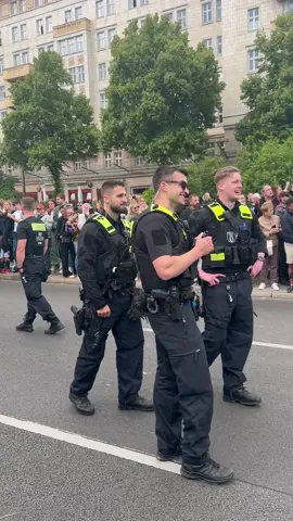 Audio Original del vídeo anterior. Así fue como me acordé cual canción ponerle pero la verdad no me la sabía😅😂😅😂Así que sus risas fue real al momento.#viviendoenalemania🇩🇪 #polizeikontrolle #karnevalderkulturenberlin @✨Argelis Urbina✨📍🇻🇪🇩🇪 