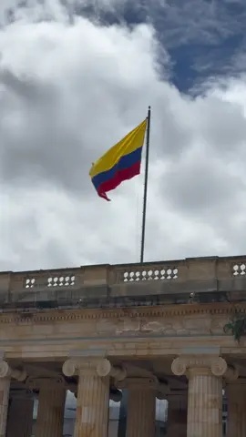 🌄 Hoy la bandera de Colombia ondea con fuerza sobre el Capitolio. Un símbolo de nuestra soberanía, de nuestra historia y del futuro que seguimos construyendo con esperanza. ¡Colombia merece vivir en paz, con justicia y dignidad! 🇨🇴 #Colombia #HonorALaPatria #SenadoraClaudiaPérez 