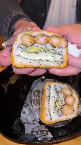La sushiburger de la que todos están hablando. 🍔🍣 #sushilovers #foryou #gastronomia #buenosaires #palermo #sushilibre #sushiburger #sakesushi