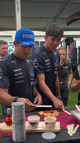 Mi curita al corazón ❤️‍🩹 #carlossainz #alexalbon #cs55 #aa23 #sainz #albon #ferrari #williamsf1 #formula1 #foryou #fyp 