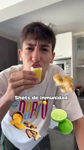 #fyp #paraguay 🫚Shots de inmunidad🫚, no sé si esto funciona yo solo sigo pasos de TikTok JAJAJAJ, lo ideal es tomar en ayunas todos los días y mejor con pajita ya que mancha los dientes  -Ingreidentes para 6 shots: 3 limones  1/2 mazo de jengibre  1 cda de cúrcuma en polvo  1 pizca de pimienta  (Opcional endulzar con miel)  