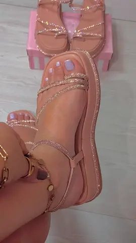 Lançamento 🤩 Flat Sofia o puro estilo ✨🤎 Site:  www.dannycalcados.com.br 🛒  WhatsApp (92)994529820 📲 Enviamos para todo Brasil 🇧🇷  . #calcados #sandalias #rasteirinhasdeluxo #rasteirinhas #calcadosfemininos #flatform #sapato #videoviral 