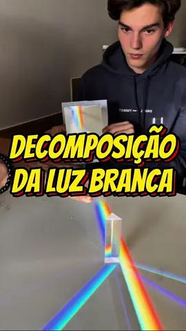 Desde o século XVII, Newton já investigava a luz branca ☀️ com prismas 🔺. Um experimento simples, mas que revelou um dos fenômenos mais belos e profundos da física: o espectro da luz visível 🌈. Sabe qual cor sofre o maior desvio ao atravessar o prisma? #fyp #fisica #experimento #professor #educacao #enem #vestibular #ciencia #newton #luz #cor 