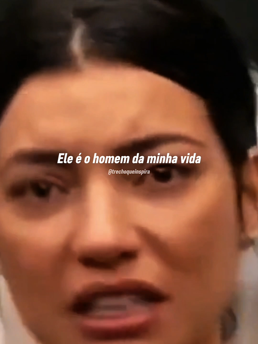 Nem todo amor foi feito pra durar. Alguns foram feitos só pra tocar a alma… e partir. Sim, ele é o homem da minha vida. O amor da minha vida. Aquele que fez o coração acelerar, que despertou o melhor (e às vezes o pior) em mim. Aquele que me fez acreditar de novo — ou duvidar de tudo. Mas também aprendi que existem amores que não foram feitos pra serem vividos. Foram feitos pra ensinar. Pra marcar. Pra deixar uma memória bonita, mesmo que incompleta. Pra mostrar o quanto podemos amar… e sobreviver à ausência. Tem amores que chegam na hora errada. Tem sentimentos que não cabem no mundo real. E por mais que doa aceitar, o amor não é suficiente quando o respeito, a paz e o equilíbrio não caminham juntos. Saber que é amor e mesmo assim soltar… É um dos maiores atos de amor-próprio que se pode ter. Você não precisa apagar a história. Não precisa fingir que não sentiu. Basta aceitar: nem tudo que é verdadeiro, é eterno. 🖤 E você? Já viveu um amor que era imenso… mas impossível? Me conta nos comentários. Créditos: @pradogabrielle  #relacionamentos #reflexão #superação 