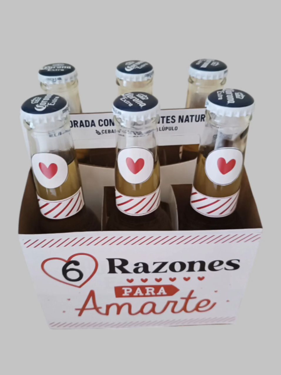 ❤️❤️❤️❤️❤️❤️ ¿Buscas un regalo original y hecho con amor? 💕 En este video te muestro cómo decorar un sixpack de cervezas Coronita con stickers personalizados con el tema “6 razones para amarte”. Ideal para regalar a tu pareja y sorprenderla. 🖨️ Descarga GRATIS el nuevo diseño de los stickers aquí: https://youtu.be/woMK1wTrGtA?si=HKnGwfsIjwzJXhGg 🔔 No olvides suscribirte a mi canal de Youtube CREABETT para más ideas de regalos creativos y manualidades paso a paso. #DescargaGratis #DiseñoPDF #Manualidades #Creabett #RegaloCreativo #SixpackDecorado #6RazonesParaAmarte #DIYRegalo #ManualidadesRománticas #RegaloParaminovio #cervezasdecoradas