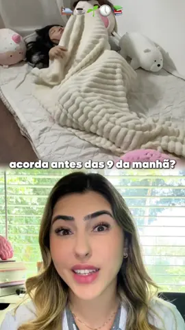 Seu filho não é preguiçoso. O cérebro dele só não foi feito pra acordar cedo. A ciência já comprovou: adolescente que dorme pouco tem pior memória, mais irritação e menor desempenho escolar. Mas tem pai confundindo sono desregulado com TDAH. E o pior: acorda o filho no grito achando que tá ajudando. Só que tá sabotando o cérebro dele. Todo santo dia. Estudos mostram que a melatonina só começa a agir por volta das 23h. Ou seja: forçar ele a acordar às 6h é cortar o sono no meio. E isso impacta no QI, no foco e até na nota da prova. Não é frescura. É neurociência. E compartilha com quem ainda acha que dormir até mais tarde é vagabundagem. #sono #tdah #neurociencia #desenvolvimentoinfantil #adolescente #paisefilhos #educacao #familia #michelesalviano #paternidade #neurocientista #neuropsicoterapeuta #escola #aprendizado #saudemental #cerebro #crianca #maternidade #adolescencia #saude #saudemental #terapia