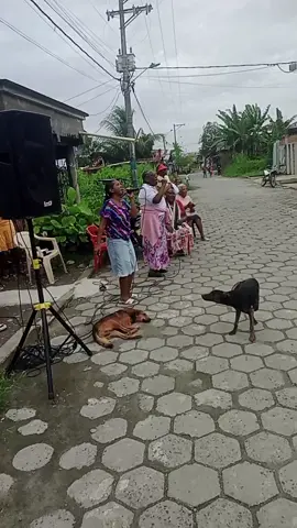 Adorando el nombre de nuestro Señor Jesucristo. 