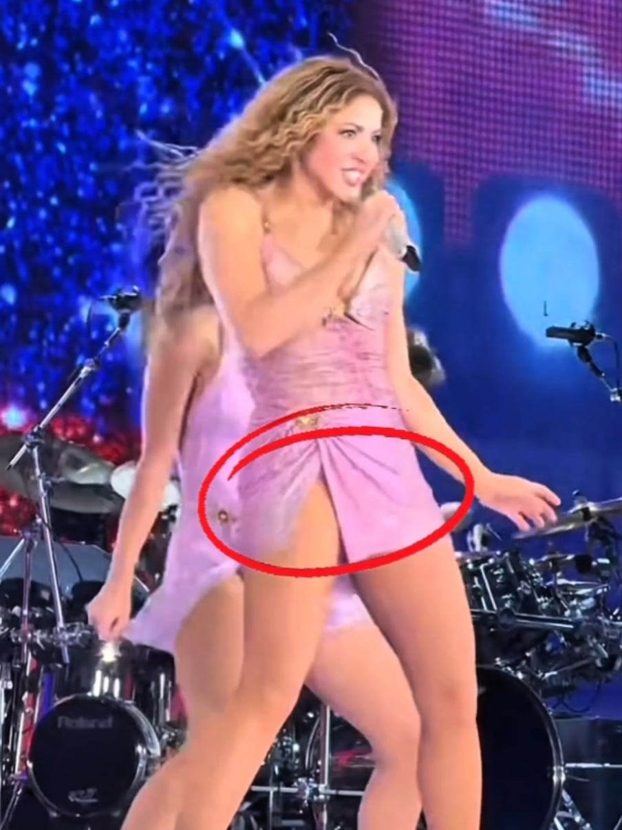 por trás das mini saias saias de shakira existe um segredo triste.#shakira#segredo#show#curiosidades 