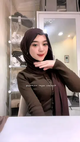 Membalas @Sugita mleyot bgt menurutku soalnya bahannya ga tebel kaku . Tapi tipisnya flowly bgtttt  #pashminakaos #pashminarayon #rayoncooltech #pashminabasic #butikaidota #pashminakaos #hijabpashmina #hijabviral #hijabtrending #hijabterbaru #pashminameleyot @butikaidota 