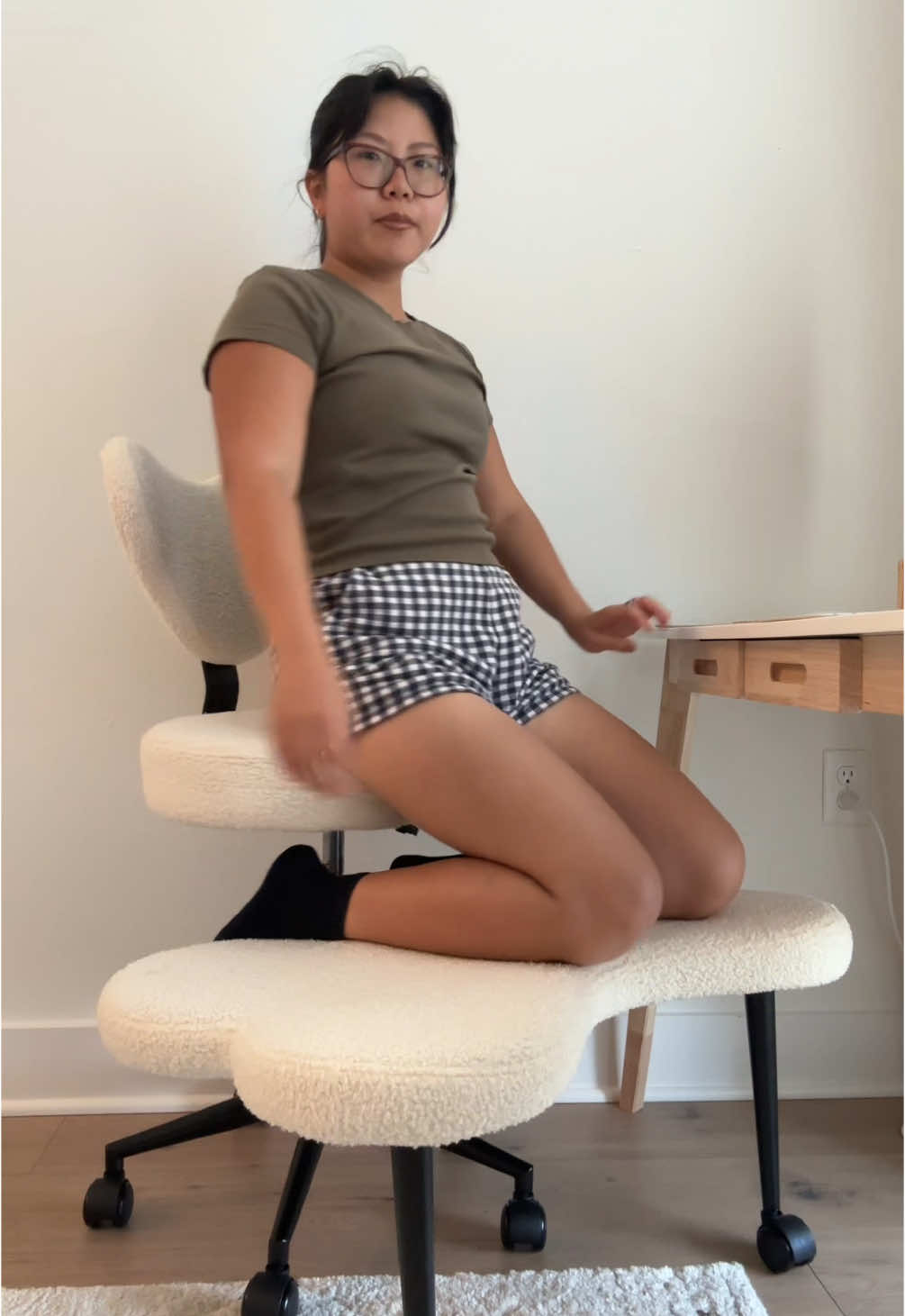Replying to @Venus yes u can def sit criss cross on this ergo chair 😌 #ergonomicchair #swivelchair #crossleggedchair 