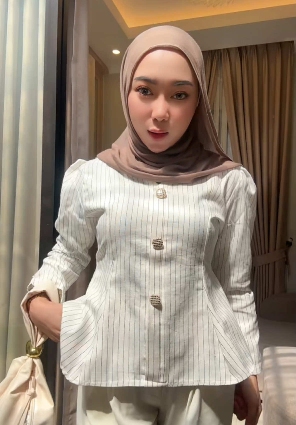 so cuuuute yaa, peplum top gemeshiiin dari coloomp, Arika Top 🕊️ #outfits #outfitideas #outfitinspo #outfitinspiration #peplumtop #peplum #elegantlook #peplum #OOTD 