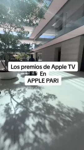 En uno de los pasillos dentro del Apple Park, esta una de las vitrinas en dónde exhiben sus premios de Apple TV #apple #appletv #applepark #techtok #technology 