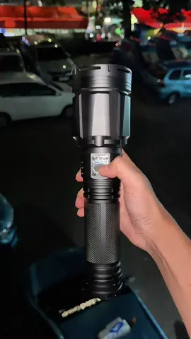 Senter dengan LED XHP360 memiliki cahaya yang sangat terang , senter ini berbahan full Alumunium Alloy yang sangat solid percahayaan 150w dengan Lumens real di 13000lm . Senter ini di jual oleh H2S dengan nama HS-G999 #senterh2s #sentersuperterang #h2s 