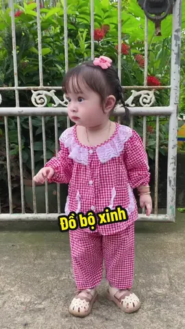 Mấy khi chịu đứng yên cho mẹ quay🤣 đồ xinh có trong giỏ hàng ạ#xuhuongtiktok #embedangyeu #embedethuong #dodepmoingay #dobegai #pizama 